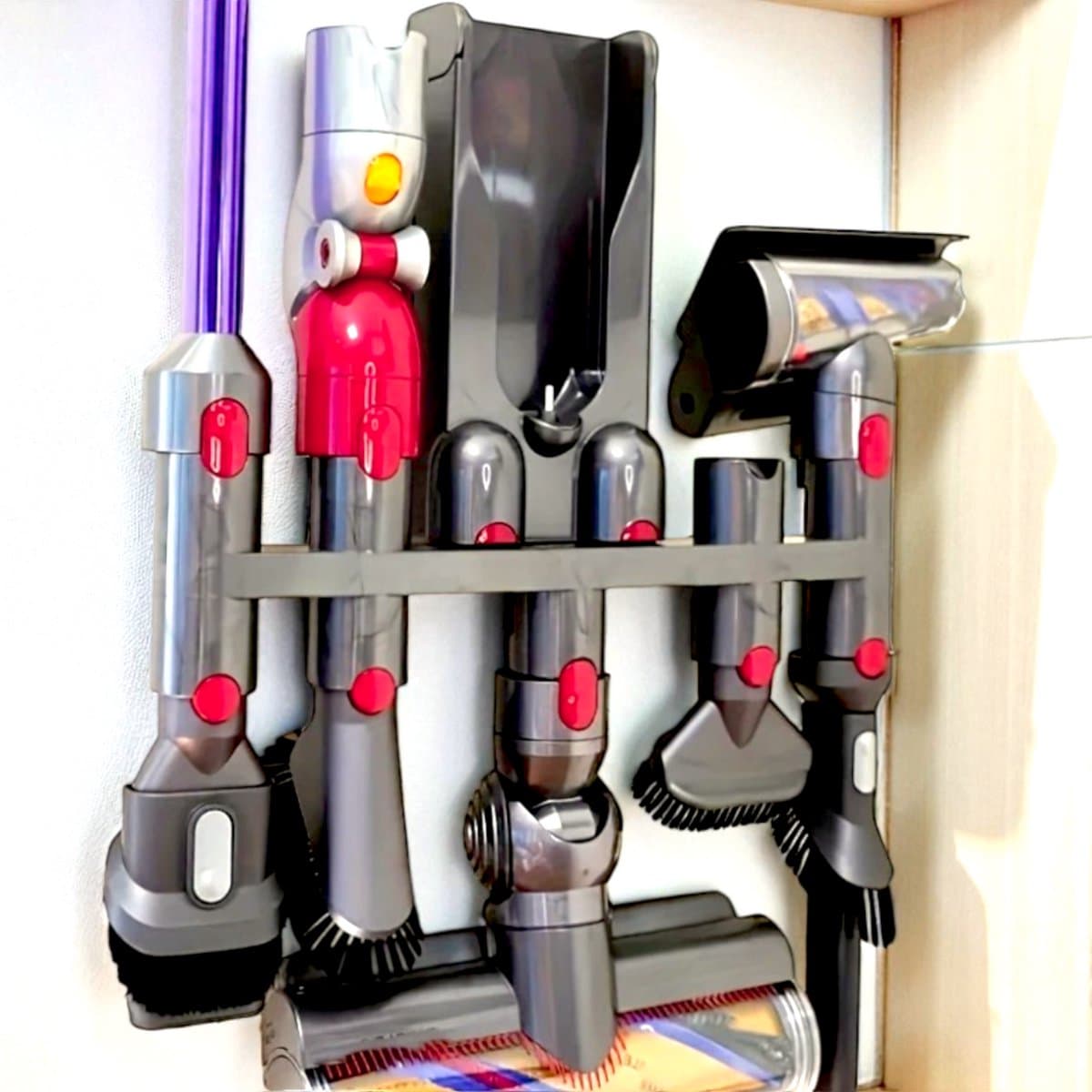 Dutchers® Ophangsysteem geschikt voor de Dyson V7, V8, V11, V12, V15 modellen - Wandhouder stofzuiger - Muurbeugel - Onderdelen Steelstofzuiger - Wall mount - Stofzuigeraccessoires - Docking station stofzuiger - Ruimtebesparend en stijlvol — afbeelding 1