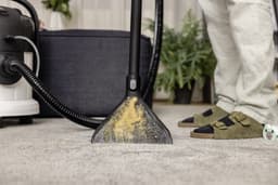 Kärcher SE 4 Plus Tapijtreiniger - Vlekkenreiniger - Incl. extra bekledingszuigmond - 4 / 4 liter - Nat- en droog stofzuiger - Geschikt voor oa. autostoelen - bureaustoelen - banken - hondenmanden, tapijten, vloerkleden, baby- en kinderstoelen — thumbnail 3