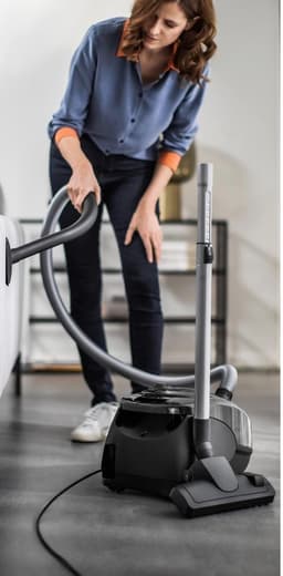 PowerClean Pro 2400W Zwart – Krachtige Stofzuiger met Zak – HighPower Motor – XL Stofzak – Hygiënefilter – Telescopische Buis – Inclusief Hardvloer-, Kieren- & Meubelmondstuk – Compact & Stil – Ideaal voor Tegels – Zwart — thumbnail 1